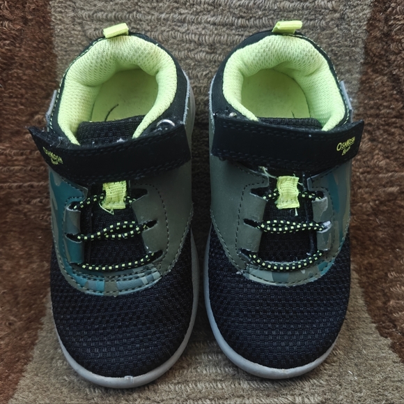 Oshkosh B'gosh toddler size 8 EverPlay sneakers in camo - Picture 4 of 8